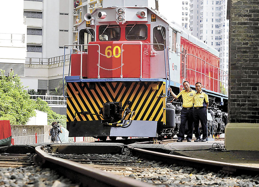 ◆60號機車前車長張信泉（左）、高德添（右）。 香港文匯報記者郭木又 攝