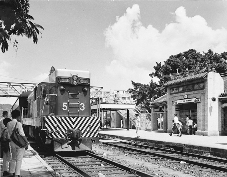 ◆九廣鐵路局於1960年代，為大埔墟火車站月台建造橫跨路軌的行人天橋。
