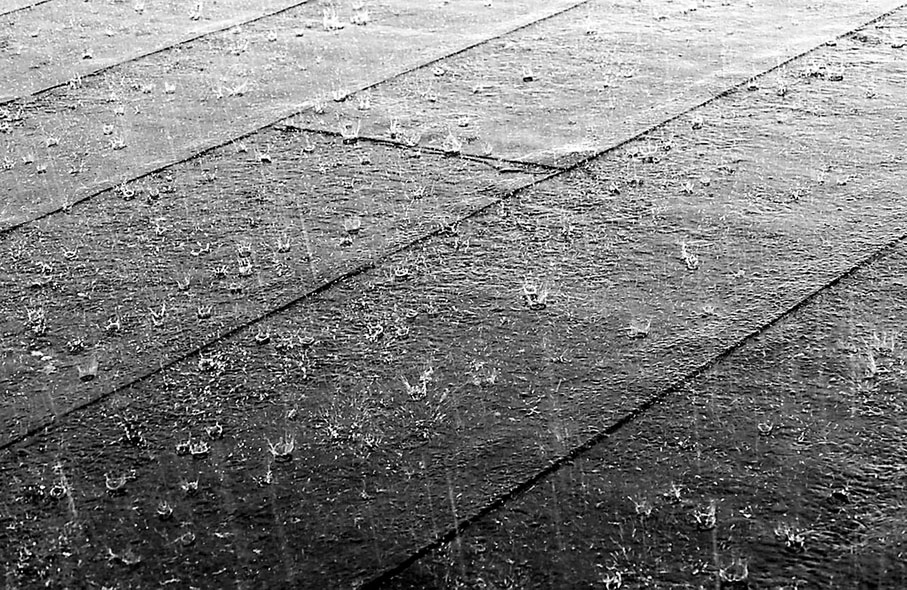 ◆水蒸氣在高空遇冷結成冰，再因太重而下墜並溶化回水，就是下雨了。 網上圖片