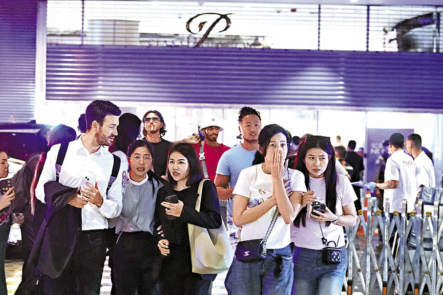 ◆商場民眾疏散後，對槍擊案發生猶有餘悸。 美聯社