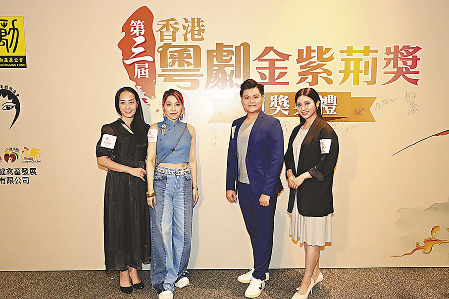 ◆(左起)梁燕飛、謝曉瑩、杜詠心與梁非同獲「優秀年青演員獎」。