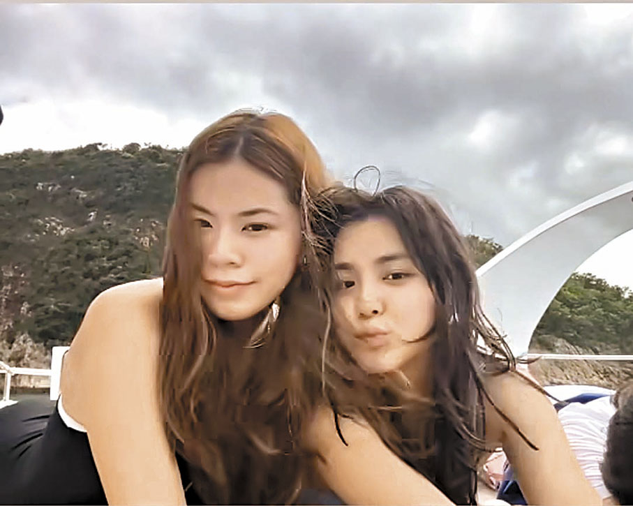 ◆姚焯菲嘟嘴扮「親吻」朋友的可愛表情，吸睛到爆燈。