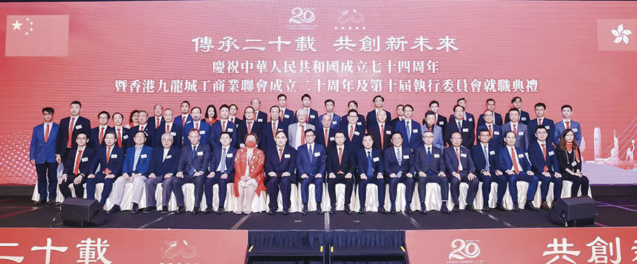 ◆ 就職典禮上賓主合照，場面熱鬧。