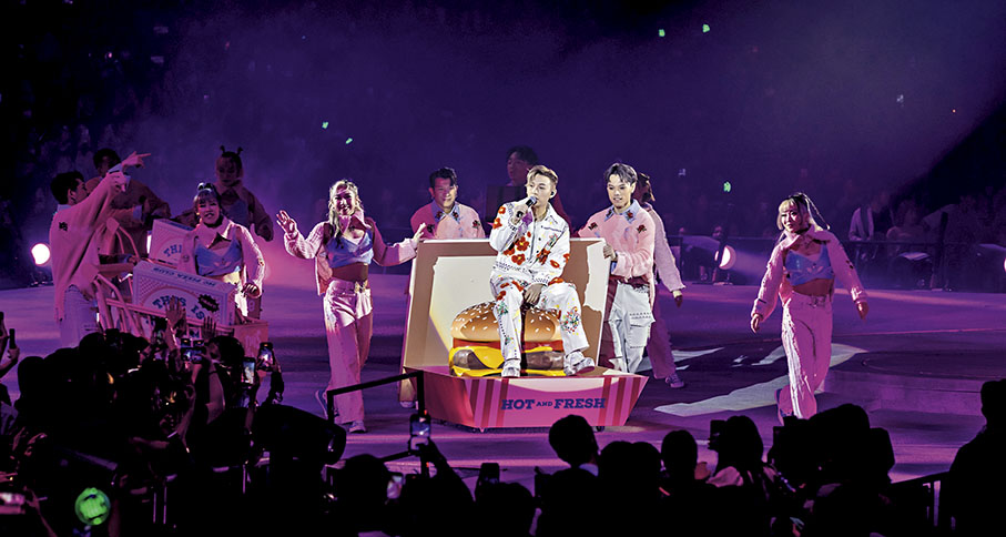 ◆MC坐上漢堡包車被舞蹈員推着繞場一周。