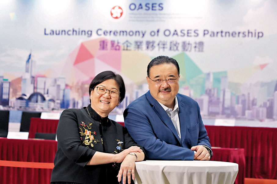 ◆元化智能科技創辦人孟李艾俐與首席科學家孟慶虎。香港文匯報記者曾興偉 攝