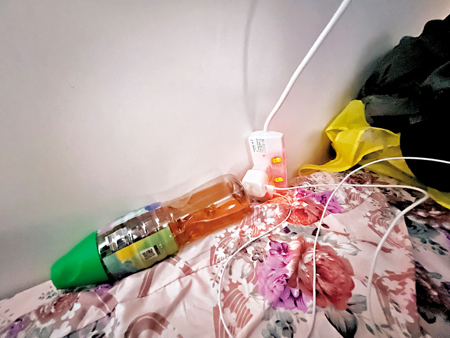 ◆每張床位配備拖板，人與電線共眠，若起火隨時「一鑊熟」。