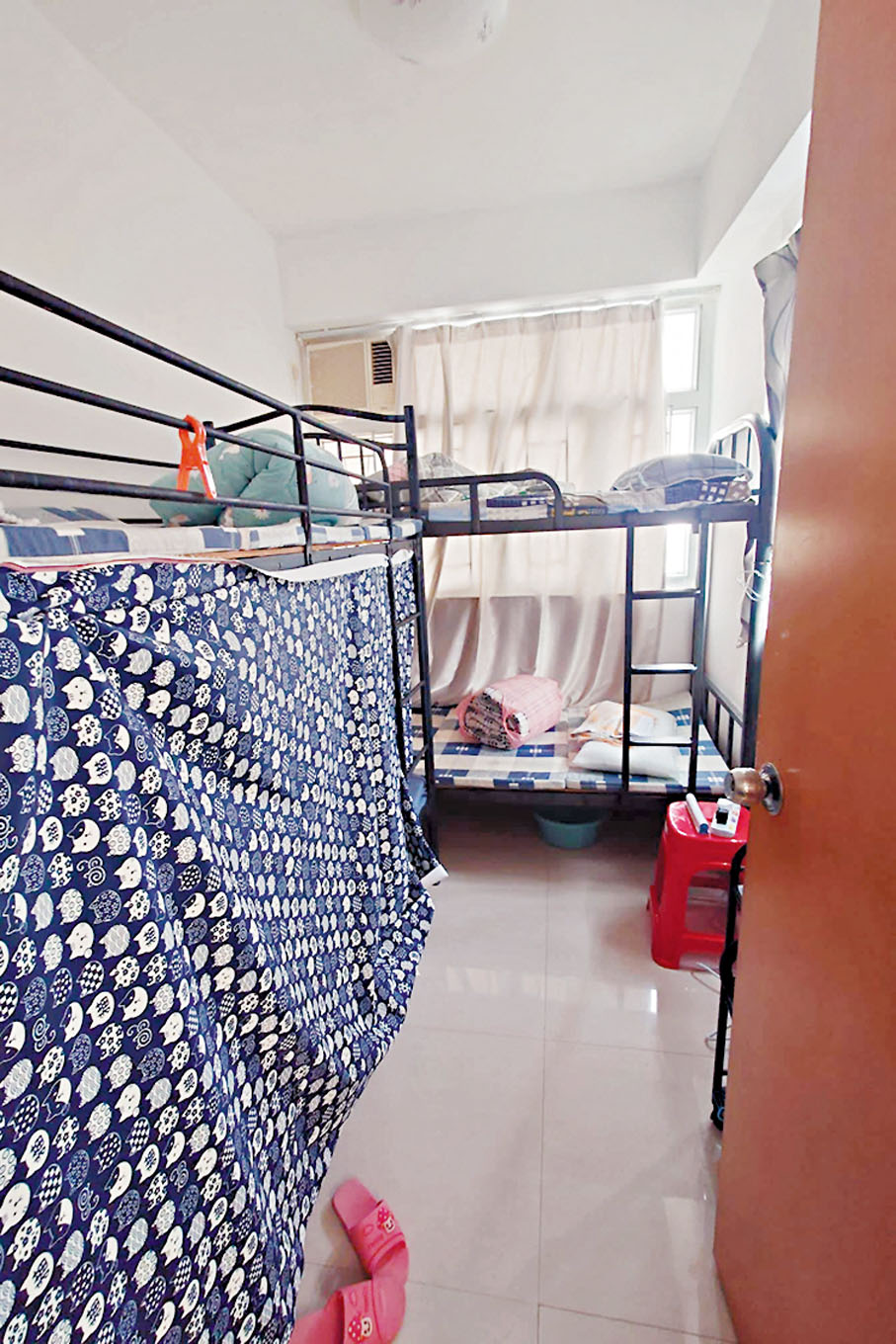 ◆宿舍遍布碌架床，人多屋窄且無消防設備。