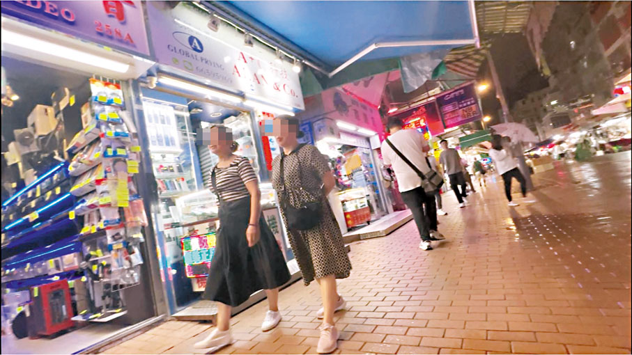 ◆疑似新一批入住黑工在晚餐後行街。