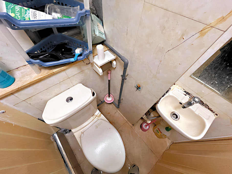 ◆十多人共用一個狹小破舊的洗手間。