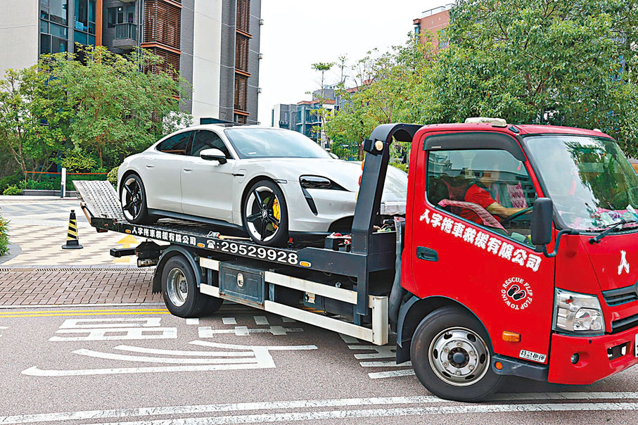 ◆警方扣查相信是犯罪得益的跑車。 香港文匯報記者劉友光 攝