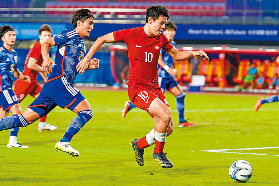 ◆港隊奮戰日本隊，球迷為港隊加油。   香港文匯報記者麥鈞傑  攝