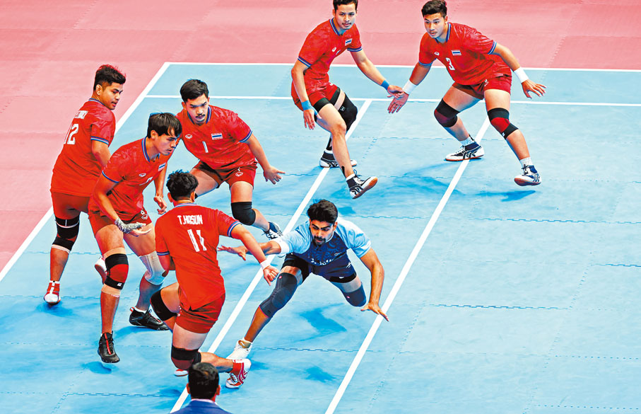 ◆卡巴迪—男子組A組賽   印度隊選手帕萬·庫馬爾（藍）在比賽中進攻。