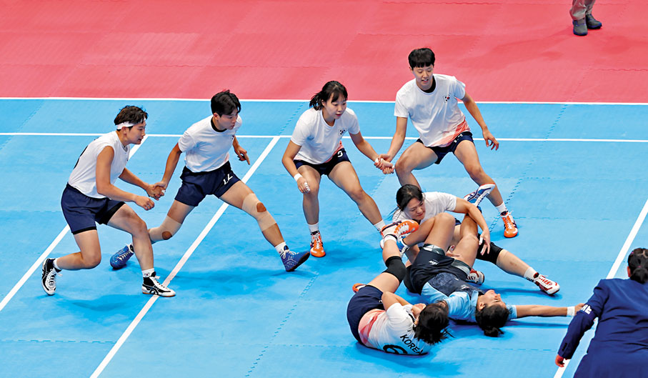◆卡巴迪—女子組A組 韓國隊隊員在封堵印度隊進攻。