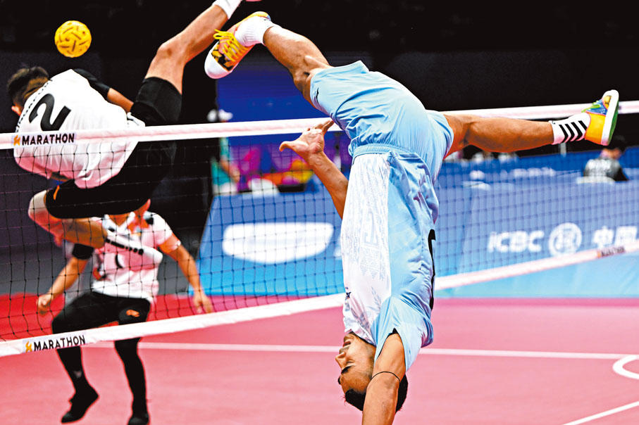 ◆印度隊選手阿倫（右）在比賽中倒掛金鈎。