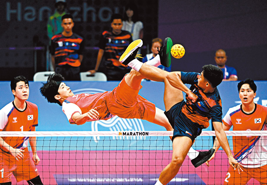 ◆韓國隊選手和菲律賓隊選手在網前拚搶。