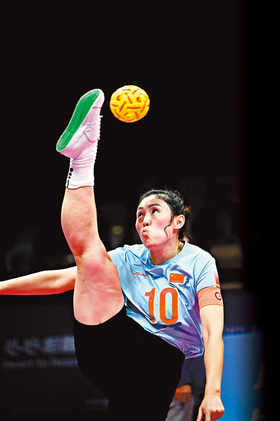 ◆中國隊選手崔永輝在比賽中發球。