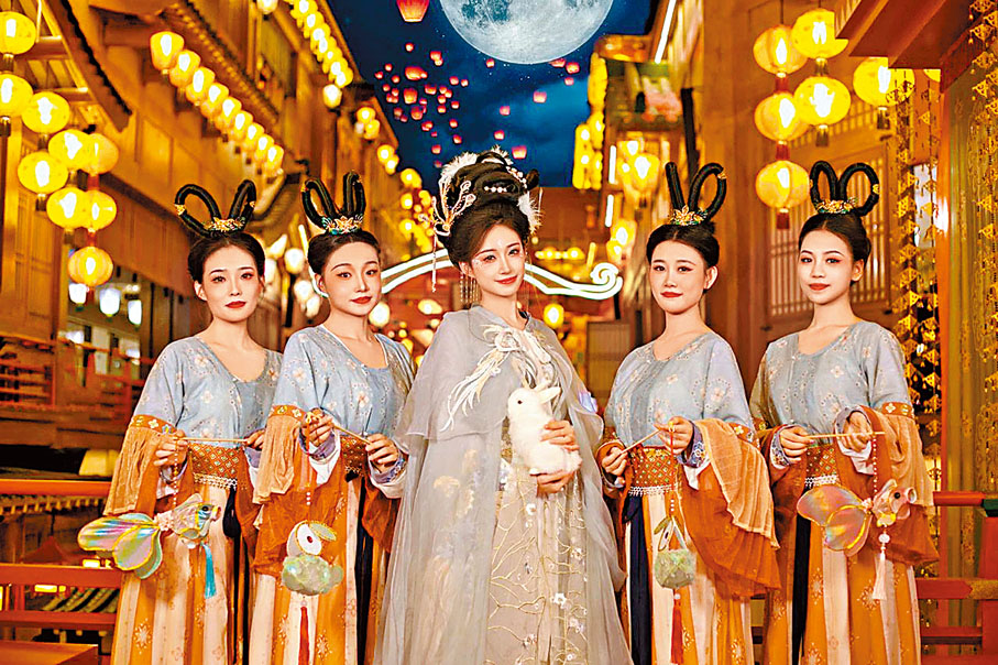 ◆長安十二時辰復原唐妝，給遊客一次沉浸式的唐朝穿越之旅。 香港文匯報陝西傳真