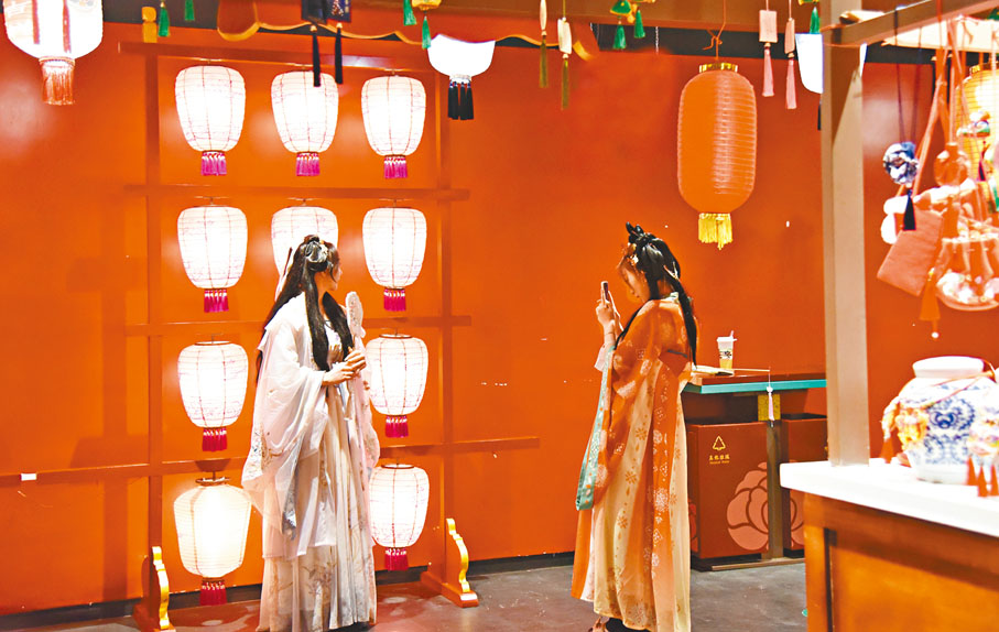 ◆陝西女孩張詠（左）和閨蜜利用中秋國慶假期在西安開啟了唐「潮」人的慢生活。  香港文匯報陝西傳真