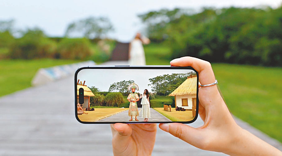 ◆遊客透過AR與良渚國王的合影。  網上圖片