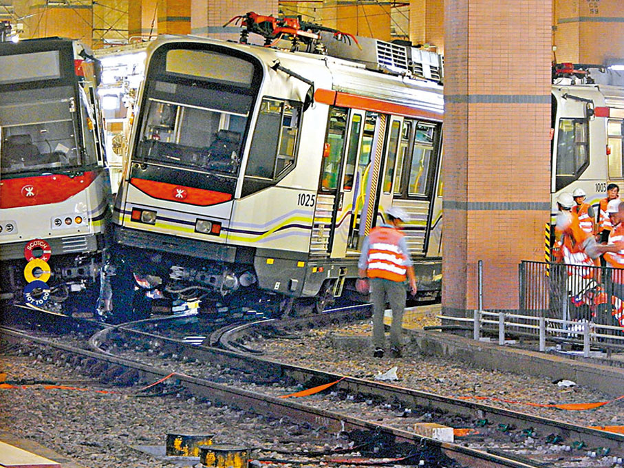 ◆輕鐵元朗總站昨日發生兩列車相撞意外，3人受傷送院。