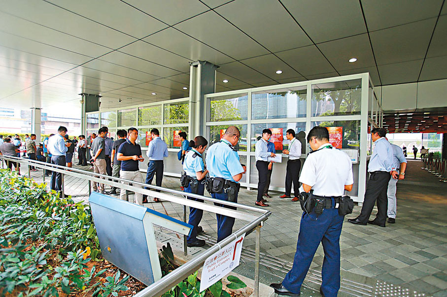 ◆政府總部近中信大廈天橋出入口昨日發生持刀傷人案，大批警員封鎖現場進行調查。