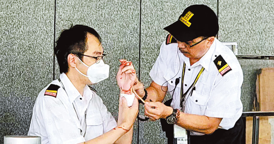 ◆遇襲保安員手部被割傷流血。 點新聞圖片