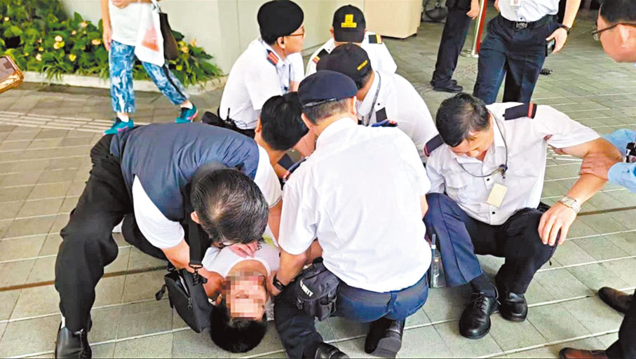 ◆案發時，何毅淦奮不顧身與保安員合力制服持刀青年。 點新聞圖片