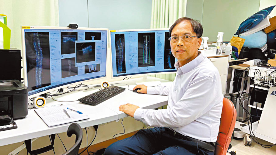 ◆鄭永平首創將三維超聲波應用於脊柱側彎檢驗。香港文匯報記者姬文風  攝