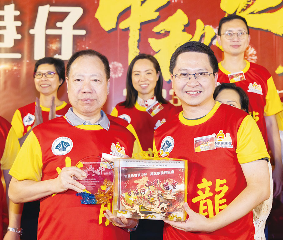 ◆ 香港南區各界聯會永遠名譽會長許玉漢（左）和全國人大代表朱立威（右）。