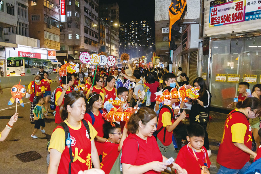 ◆ 火龍大隊於香港仔巡遊，由百名學生組成的花燈隊引領。
