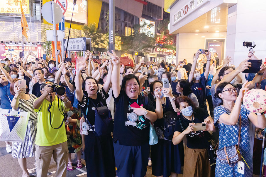 ◆ 過萬名市民目睹舞火龍興奮不已。