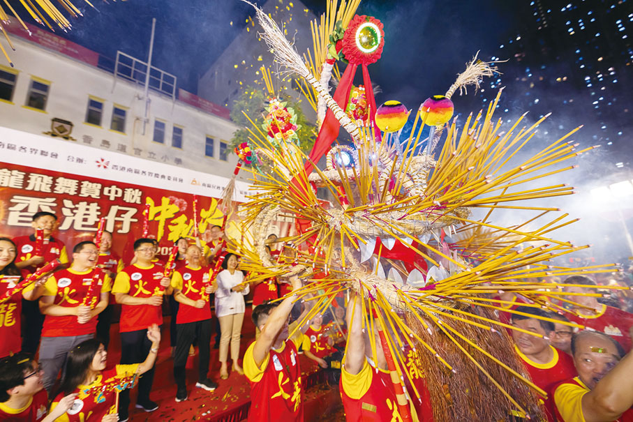 ◆ 火龍大隊由東華三院鶴山學校學生及南區青年以LED燈龍帶領，藉以傳承中華文化。