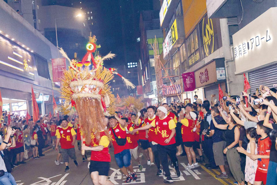 ◆ 舞火龍隊伍起步巡遊。