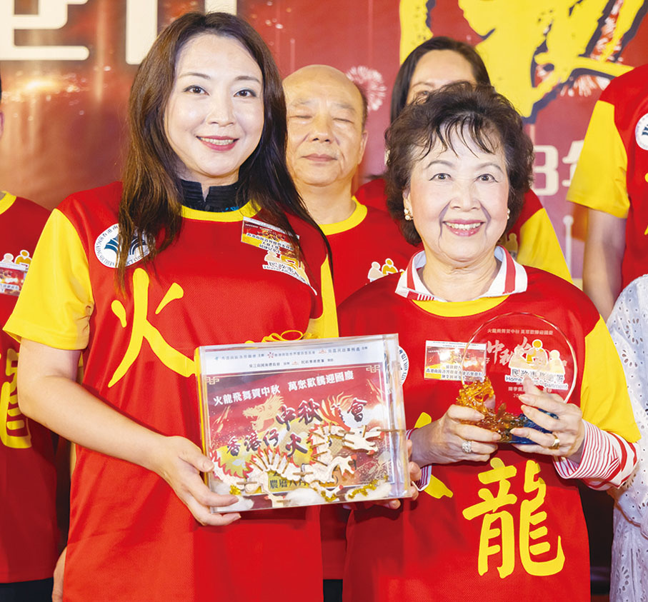 ◆ 香港南區各界慶典委員會大會主席邱婕兒（左）和香港南區各界聯會永遠名譽會長陳李佩英（右）。