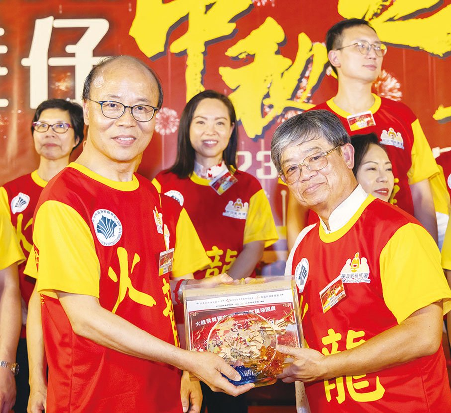 ◆ 香港南區各界慶典委員會大會副主席謝曉東（左）及香港南區各界聯會常務副理事長周其仲（右）。