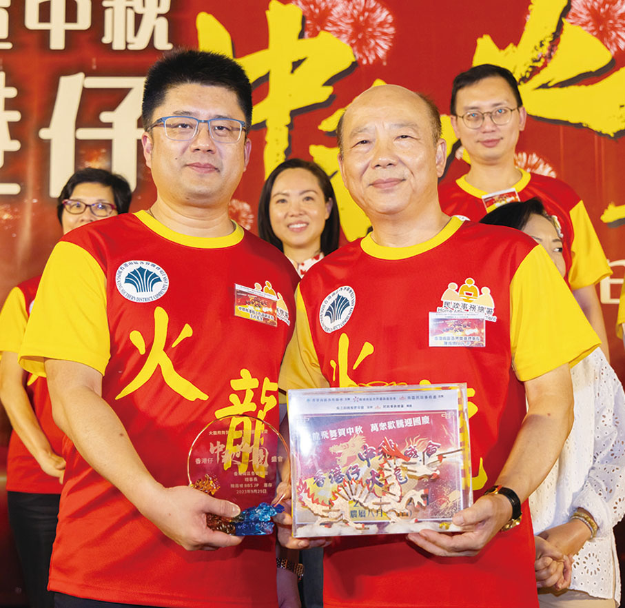 ◆ 中聯辦港島工作部副部長王卉（左）和香港南區各界聯會理事長陳南坡（右）。