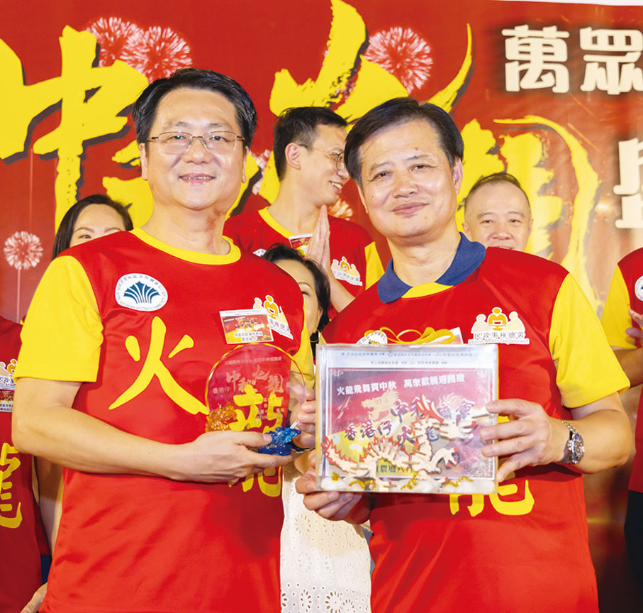 ◆ 南區民政事務專員鄭港涌（左）和香港南區各界聯會會長連喜慶（右）。