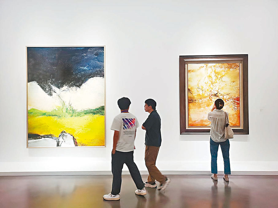 ◆展覽吸引眾多觀眾入場觀看並拍照留念。 茅建興  攝