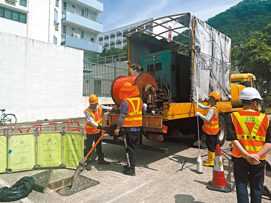 ◆ 渠務署示範通渠車運作。香港文匯報記者吳健怡  攝