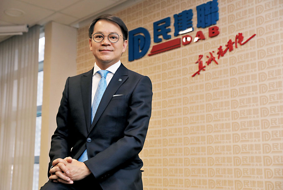 ◆新任民建聯主席陳克勤接受香港文匯報訪問，他表示，上任後第一件事，就是做好今年年底的區議會選舉。   香港文匯報記者郭又木  攝