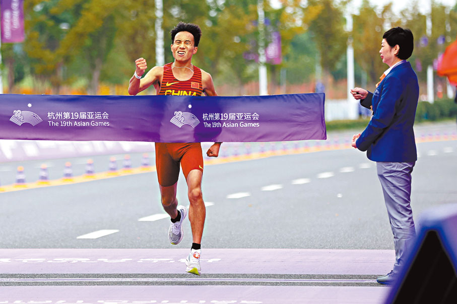 ◆何傑抵達比賽終點。  中新社