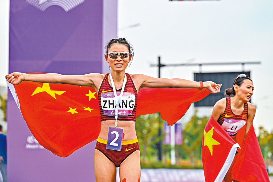 ◆張德順（左）在比賽後慶祝。 新華社