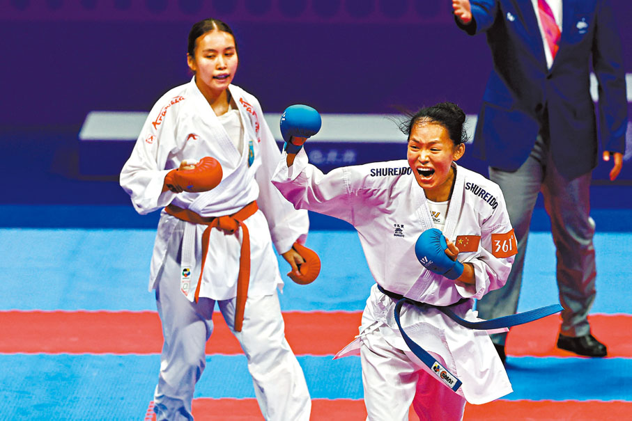 ◆李巧巧（右）慶祝勝利。  路透社