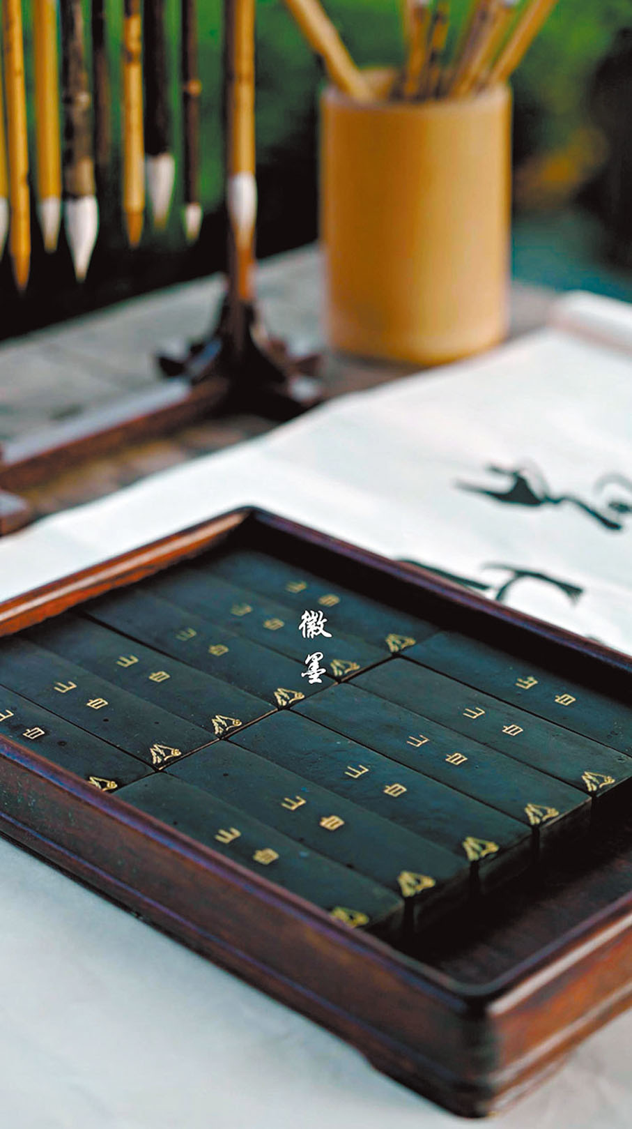 ◆捆好的墨條掛晾半年，至乾透後才能描金上蠟。 香港文匯報湖南傳真