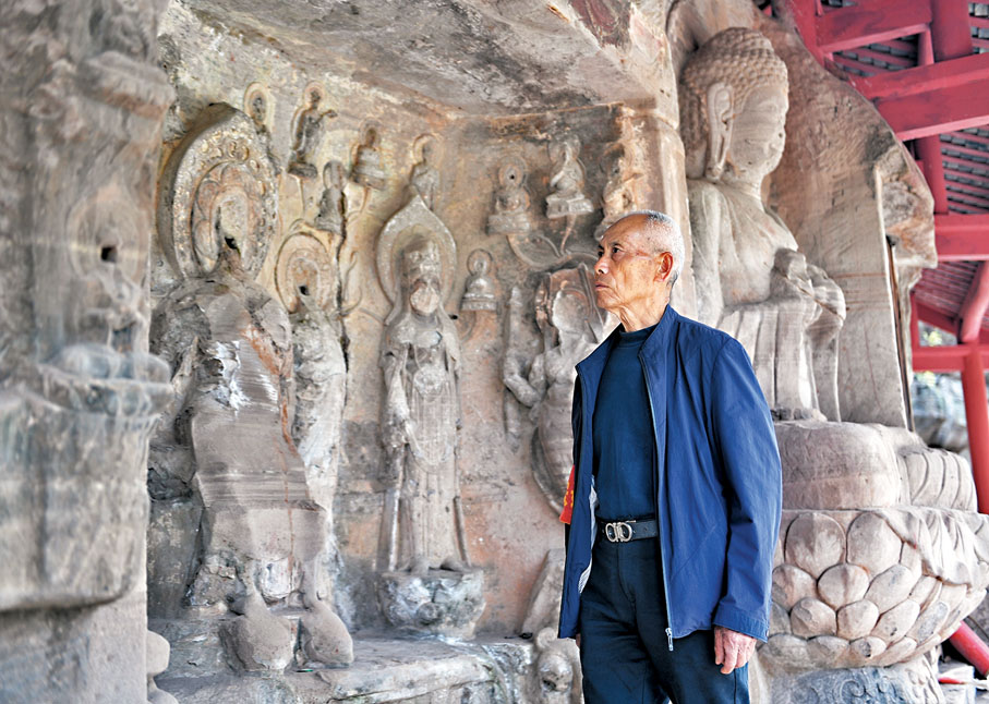 ◆吳忠富在臥佛院內巡查。