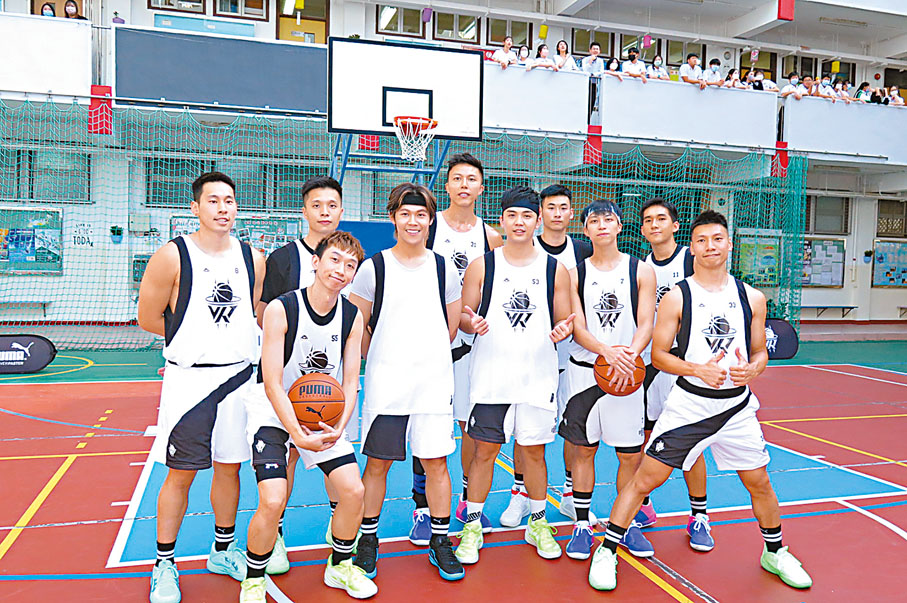 ◆伍富橋（前排左3）與隊友回母校打籃球友誼賽。