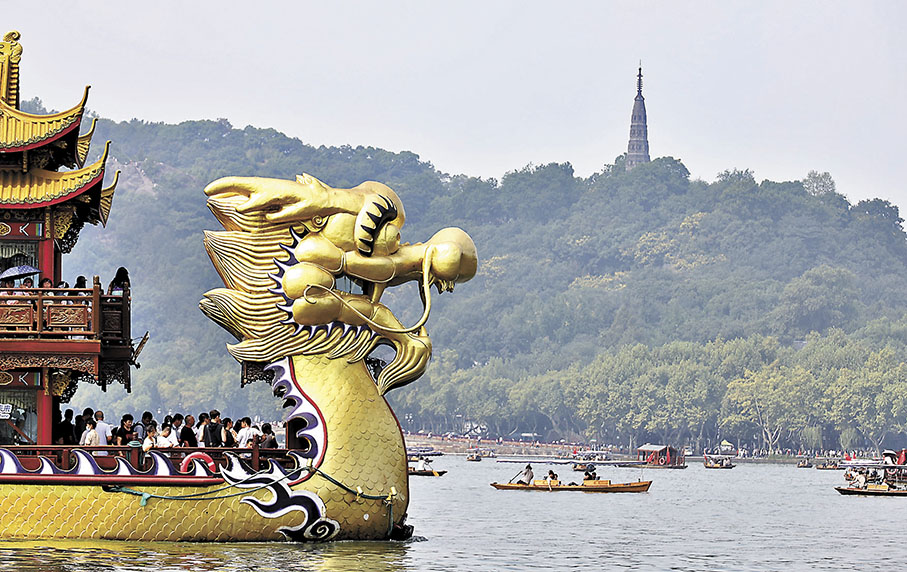 ◆9月29日，遊客乘船在杭州西湖遊覽。 中通社