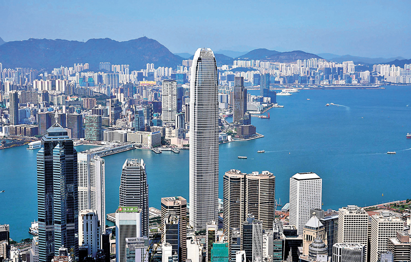 ◆彭博分析指出，香港的金融中心地位難被取代，香港擁有的經濟腹地、股市規模，乃至工作薪酬等，都是新加坡難以比擬的。