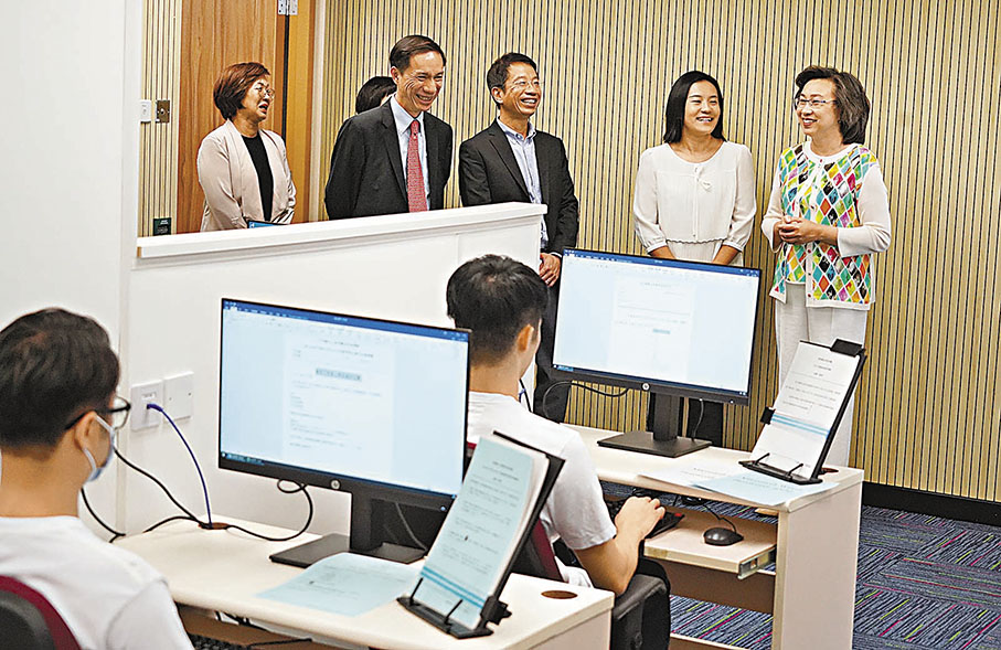 ◆ 楊何蓓茵及公務員事務局常任秘書長梁卓文視察招聘中心。 香港文匯報記者曾興偉 攝