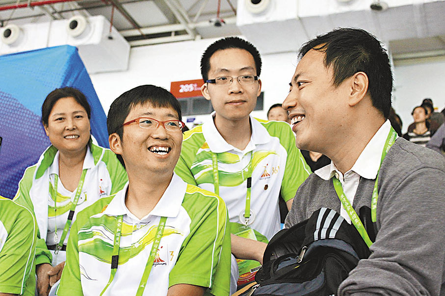 ◆2010年，林浩峰（左二）在廣州亞運會當志願者。  網上圖片